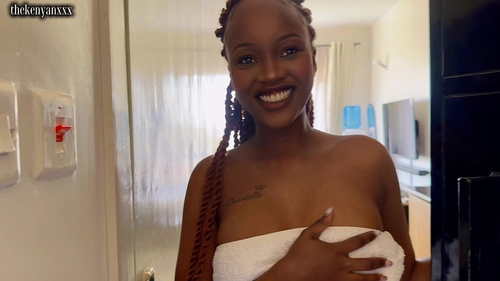 Che modo di chiedere in prestito un caricabatterie alla mia vicina (Miss Tempress, Thekenyanxxx) what a way to borrow a charger from my neighbor (Miss tempress, Thekenyanxxx)