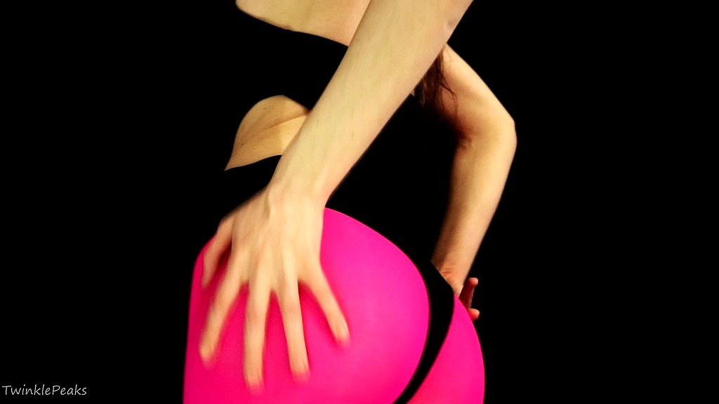 TwinklePeaks: фалоімітатор розтягує мою дупу в рожевих колготках (AnalVids.com) dildo stretches my ass in pink pantyhose (TwinklePeaks)