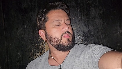 O motorista nunca fez sexo com homem, entrou no quarto do estoque trepou com dois machos putoes.