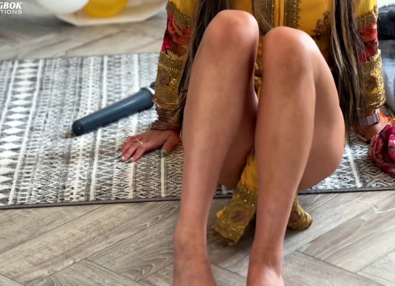 Aaliyah Yasin Gets Horny Whilst Waiting For Her Guests