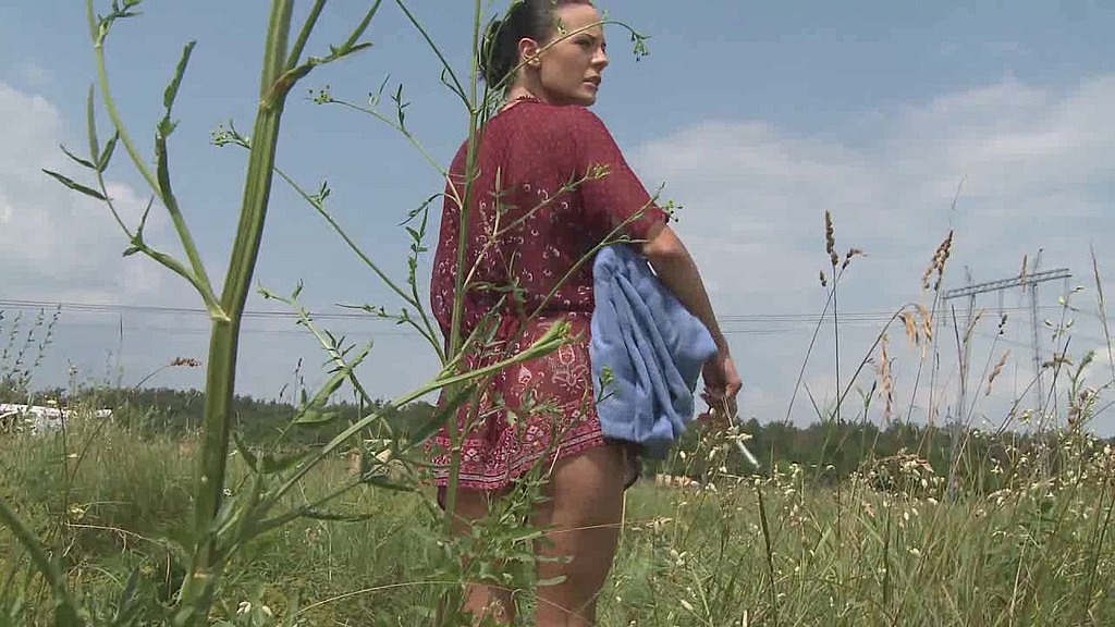 Аліз робить глибокий мінет перед тим, як її дупа розкриється його стрижнем (Тітус Стіл, Ліз Валері) aliz gives a deepthroat blowjob before having her ass gaped open by his rod (Titus Steel, Liz Valery)