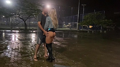DANDO O CUZINHO NA CHUVA
