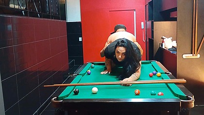 Tesudo gostoso mostrou seu pau e sentei em cima com meu cu e depois fomos jogar sinuca