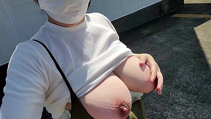 野外オナニーで興奮する人妻