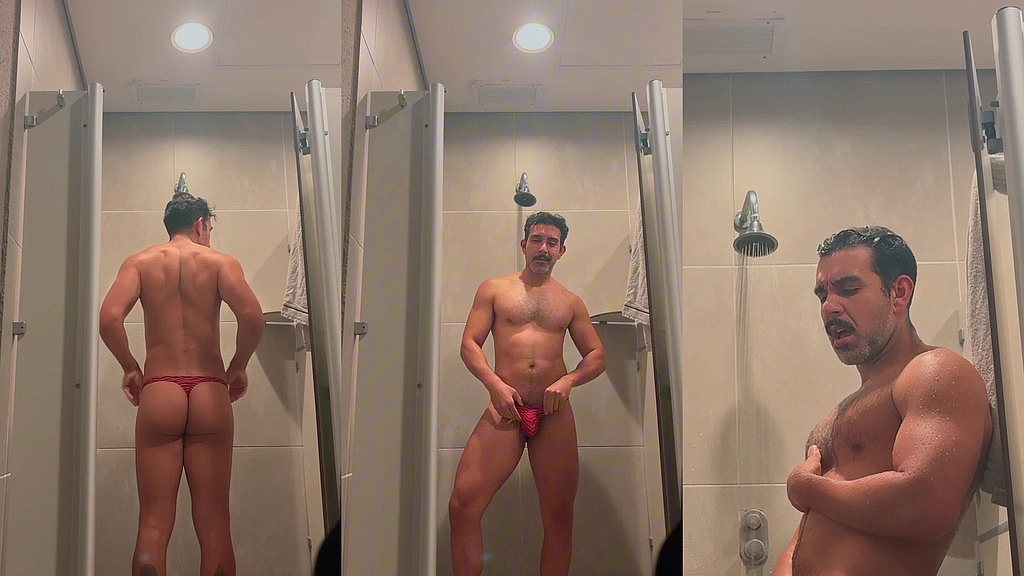 gym shower time (Daniel Sanches) gym shower time (Daniel Sanches)
