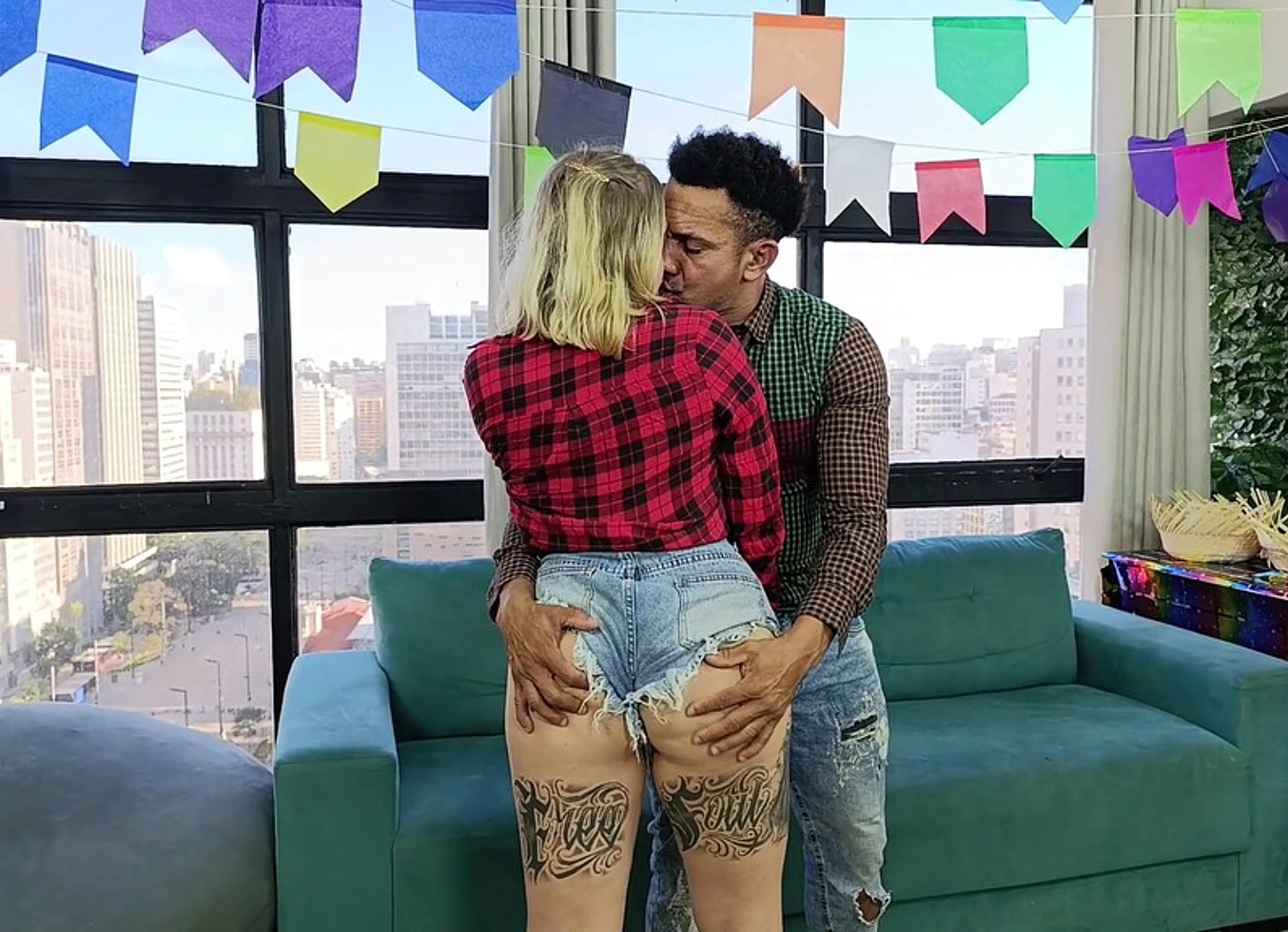 Branquinha Safada Recebendo Seu Milhao Na Festa Junina