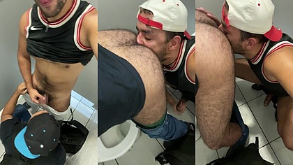 RAPHAEL FODEU O RABAO PELUDO DE UM DESCONHECIDO NO BANHEIRO E SOCOU ATE JORRAR LEITE DA PICA.