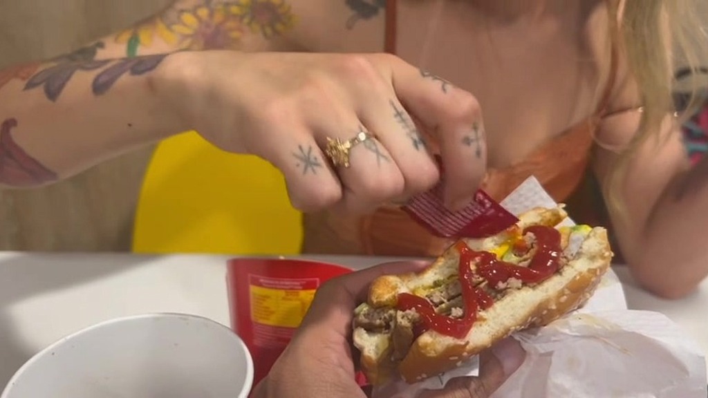 depois de levar ela no fast food levei ela pra casa e comi a buceta e gozei no cuzinho da safada (Felipe Costa, Bea Cherry) depois de levar ela no fast food levei ela pra casa e comi a buceta e gozei no cuzinho da safada (Felipe Costa, Bea Cherry)