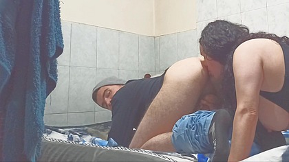 MILF mamando culo y masturbacion para hijastro