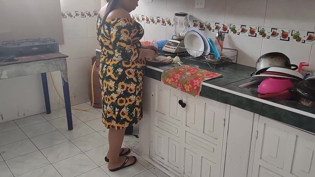 ми мадрастра estas cocinando voy hablar con ella sobre relaciones sexy le pido la ayuda para que me ensene como tengo que hacer terminamos follando bien rico me encanta su Enorme culo