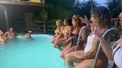 fizemos uma festinha na piscina e os garotos comeram todas nos