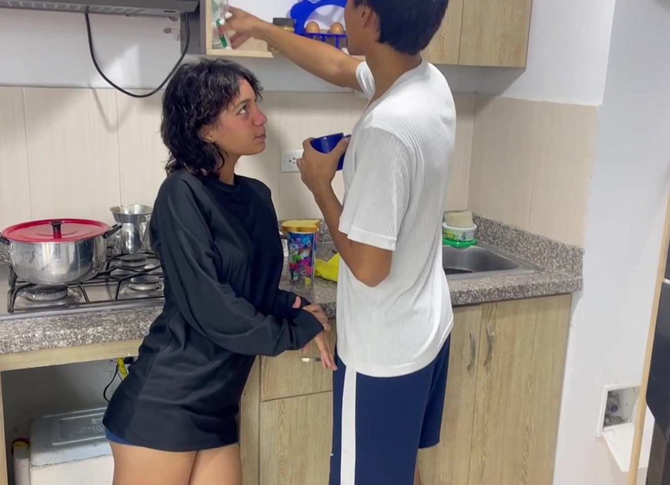 Le Hago Un Delicioso Masaje A Mi Hermanastra Con Final Feliz