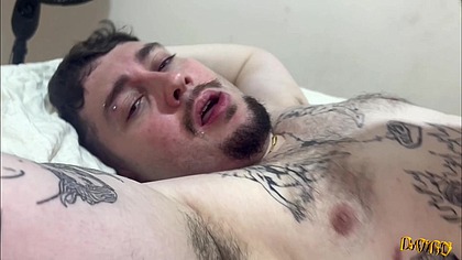 novinho tatuado da rola rosa fudeu o novinho tatuado do cu rosa
