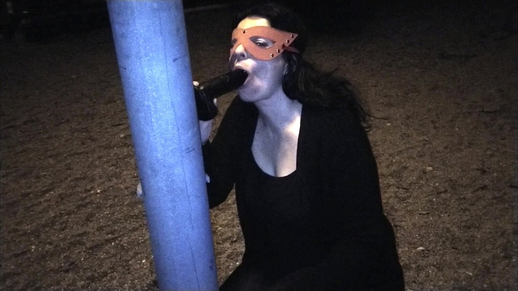 Ссаю свій фалоімітатор у парку, чекаючи, поки хтось мене спіймає (Щастя матусі, щастя повії, щастя) sucking my dildo in the park, waiting for someone to catch me (Slut Mommy Happiness, Happi)