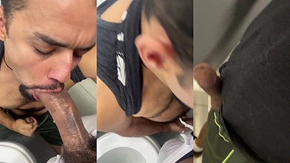 DOTADOS COM ROLAS IMENSAS SOCANDO COM FORCA NO PUTAO NO BANHEIRO PUBLICO.