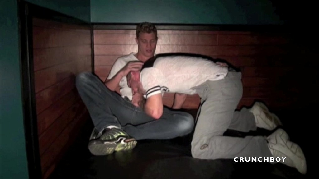 il se fait biser au sauna par un beua blond (Crunch Kameron, Bastien17) il se fait biser au sauna par un beua blond (Crunch Kameron, Bastien17)