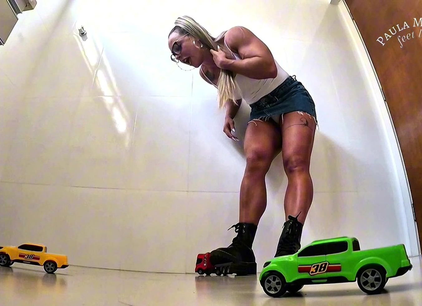 Giantess - Crushing Toy Cars