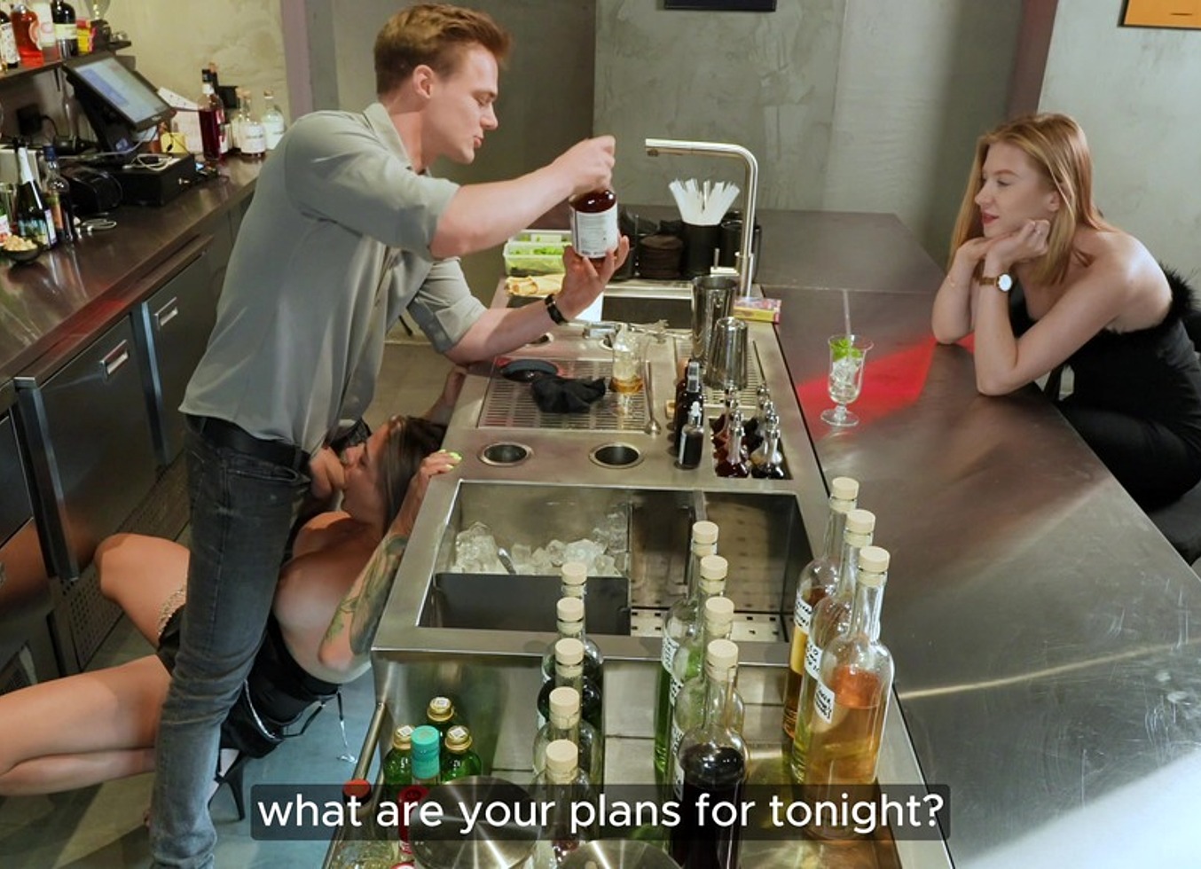 No Cash? Girl's Wild Strategy To Get Free Drinks From The Bartender