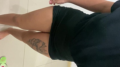 faxineira mostra suas habilidades com a danca