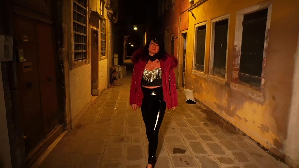Passeggiata di spermatozoi ad alto rischio durante il coprifuoco a Venezia (Alexandrawett, LeonRumble) high risk sperm walk during curfew in venice (Alexandrawett, LeonRumble)