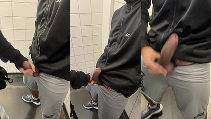 Coisas muito saborosas podem acontecer neste banheiro publico quando esses homens vao urinar e ver estranhos se masturbando com o pau duro.