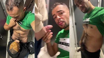 No banheirao com pedreiro aliviando antes ir ao trabalho.