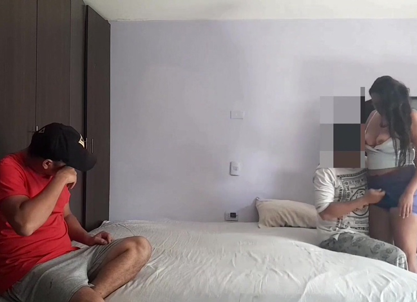 Joven Me Entrega A Su Novia Para Pagar Sus Deudas De Arriendo