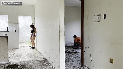 Fui fodida pelo trabalhador na obra.o cara aproveitou que estava me masturbando.pra me foder toda ate o cu deixando todo melado de por bosta