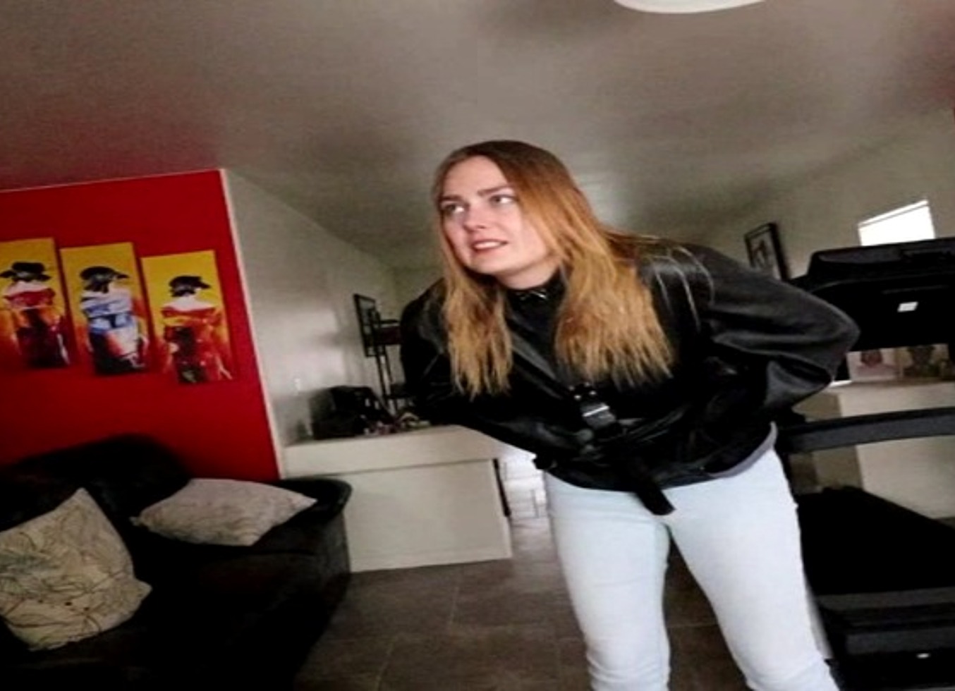 Desperate To Pee Vika vs Straitjacket