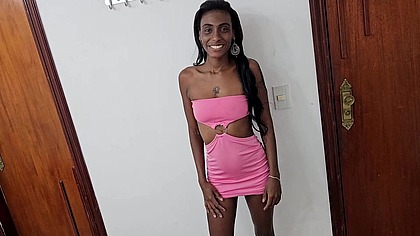 A milf Negra Flor pela primeira vez sem mascara gozou dando cu na pele pro Jr Doidera