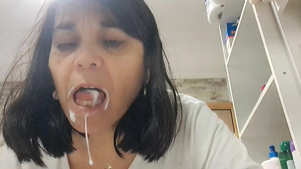 мама чистить ранкові великі сиськи (Monsecarvajal) mommy brushes un morning big tits (Monsecarvajal)