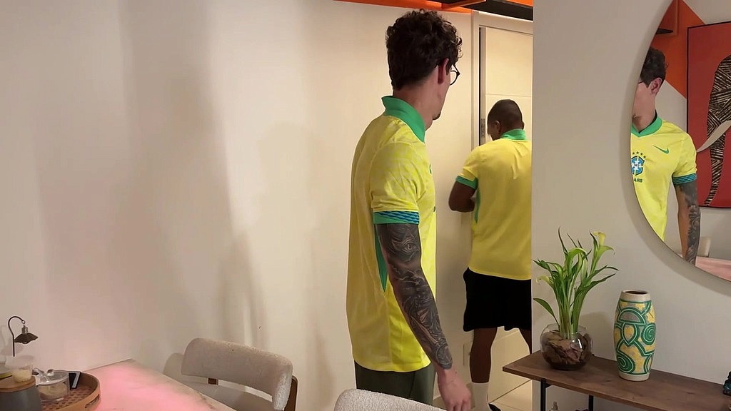 depois do jogo, levamos o gringo pra casa e fizemos uma dp nele. (Gabriel Coimbra,Jfjhoncito,Hayden Gotti) depois do jogo, levamos o gringo pra casa e fizemos uma dp nele. (Gabriel Coimbra,Jfjhoncito,Hayden Gotti)