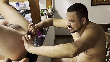 Putaria completa: Andy Brazil, primo e irmao dotado baiano, recem chegado em SP, domando a Cadela no cio