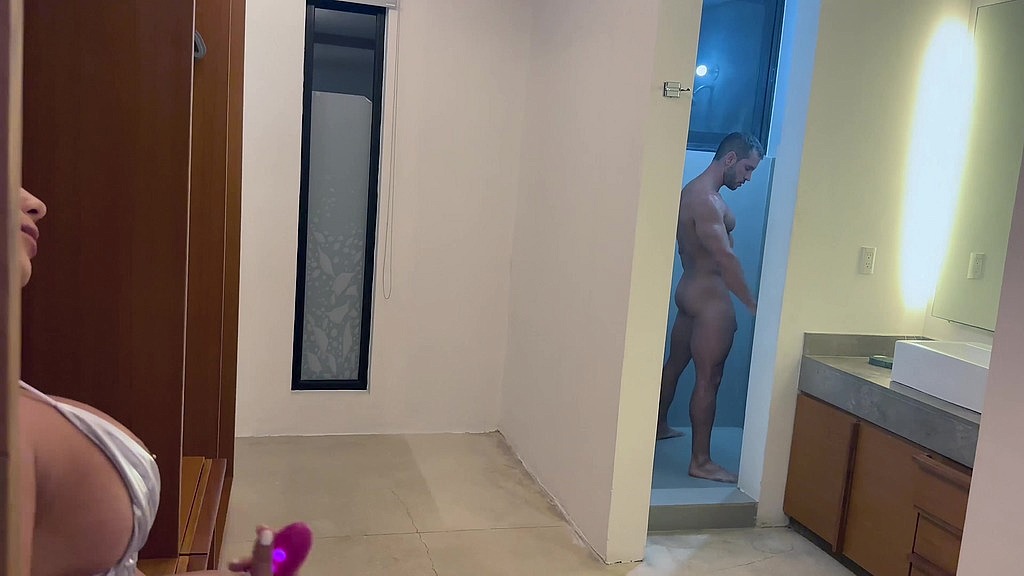 dezii gonzalez mi ha sorpreso sotto la doccia (Dezii G, Duncan Saint) dezii gonzalez caught me in the shower (Dezii G, Duncan Saint)