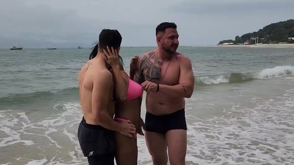 encontramos a mulher de um corno na praia e fizemos ela dar para os dois sem camisinha ali mesmo! (Digaodailha, Brunoabate82, Kelabate) encontramos a mulher de um corno na praia e fizemos ela dar para os dois sem camisinha ali mesmo! (Digaodailha, Brunoabate82, Kelabate)