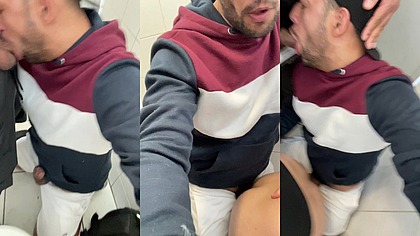 Fudendo no banheiro da academia