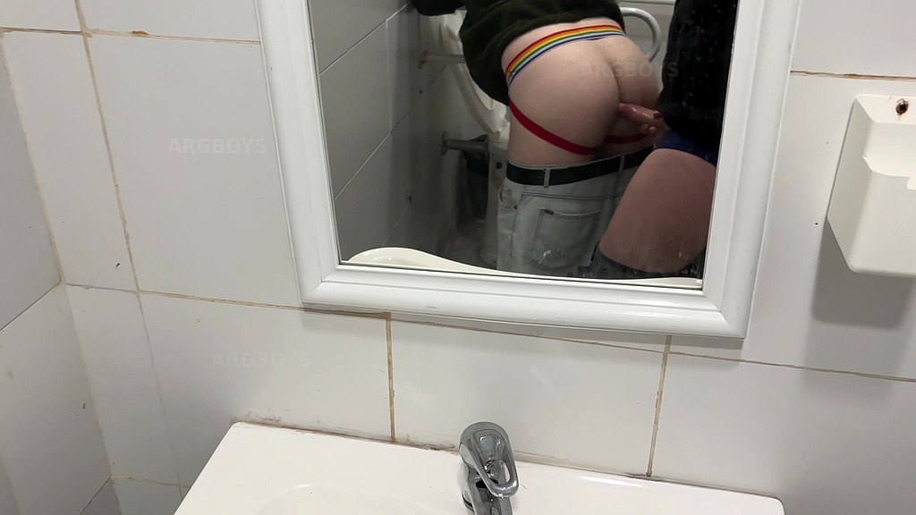 quick blowjob at public toilet (Argboy,Kinky Arty) quick blowjob at public toilet (Argboy,Kinky Arty)