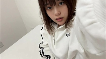 新しく買ったピチピチのジーンズ姿でオナニーしてみました。。恥ずかしい…