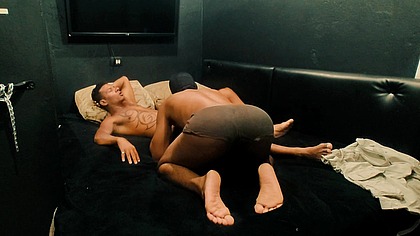 Veio jogar comigo eu eu brinquei com o cuzinho dele.