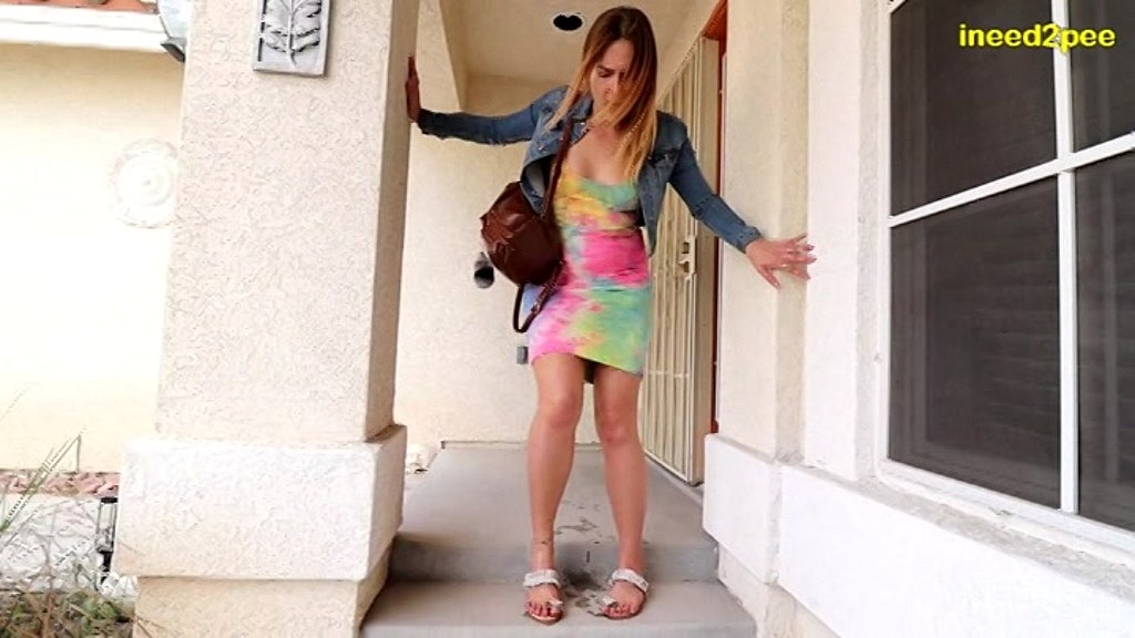 vika wetting her panties outside (Vika Bubishka) vika wetting her panties outside (Vika Bubishka)