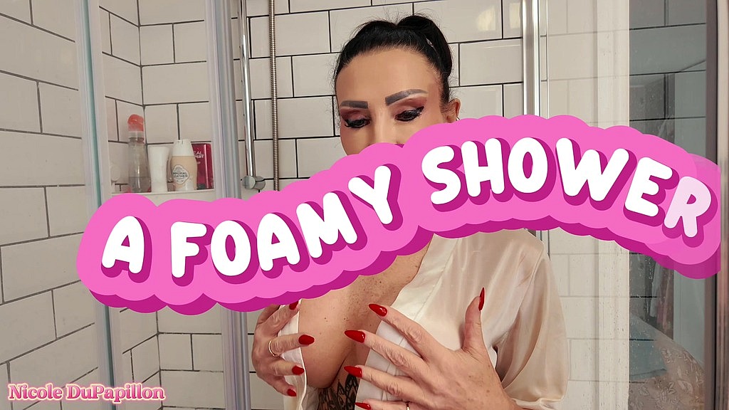 пінний душ (Ніколь ДюПапіллон) a foamy shower (Nicole DuPapillon)
