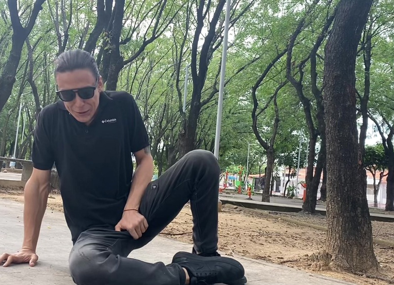 Vecina Latina Examina Una Picadura De Abeja