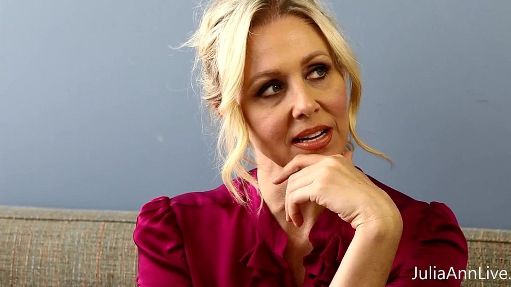 Julia Ann: l'insegnante più tosta e sexy! Julia Ann si masturba entrambi i buchi! (AnalVids.com) baddest & hottest teacher! julia ann masturbates her both holes! (Julia Ann)