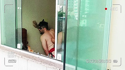 Camera escondida flagrou o homem morcego tomando conta do garoto prodigio