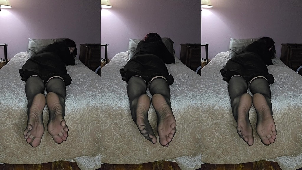 who wants to cum on my feet? (Mr Dimples) who wants to cum on my feet? (Mr Dimples)