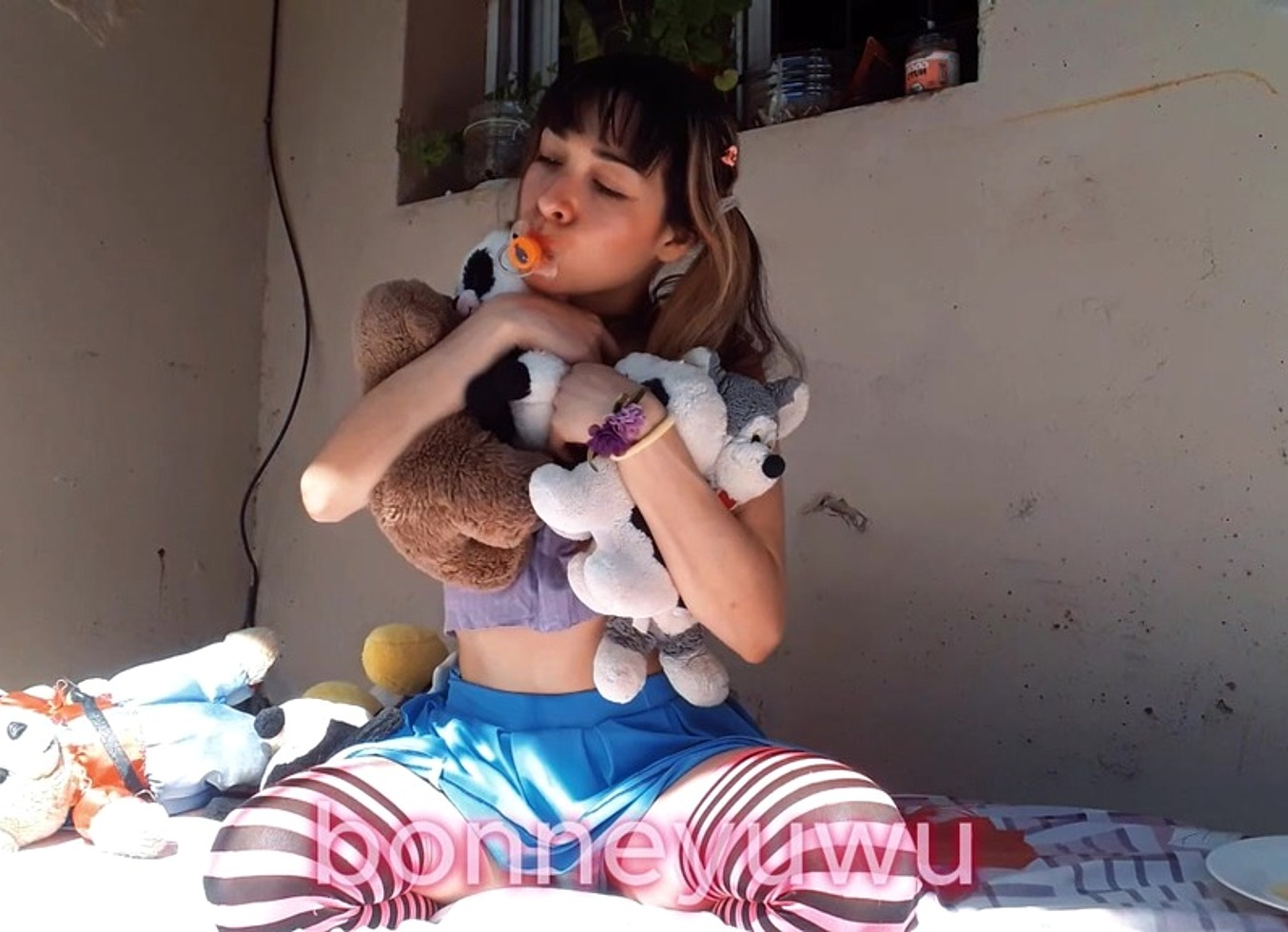 Bonneyuwu - 11:01 Juego Con Mis Peluches Y Me Tiro Leche Con Mi Chupete