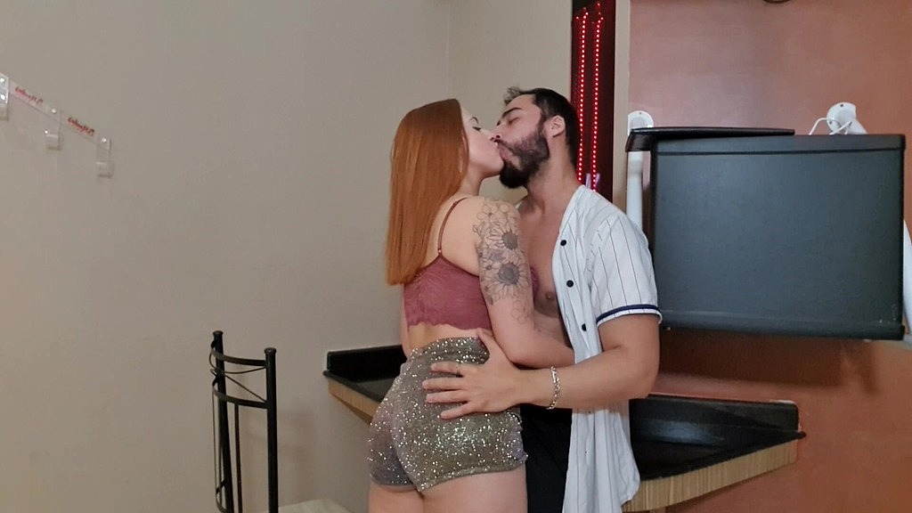 scopri che il fidanzato stava lavorando con un'amica e risolveva il problema (Leo Skull, Nicole Romanoff) descobriu que o namorado estava comendo a amiga de trabalho entao resolveu da o troco (Leo skull, Nicole Romanoff)