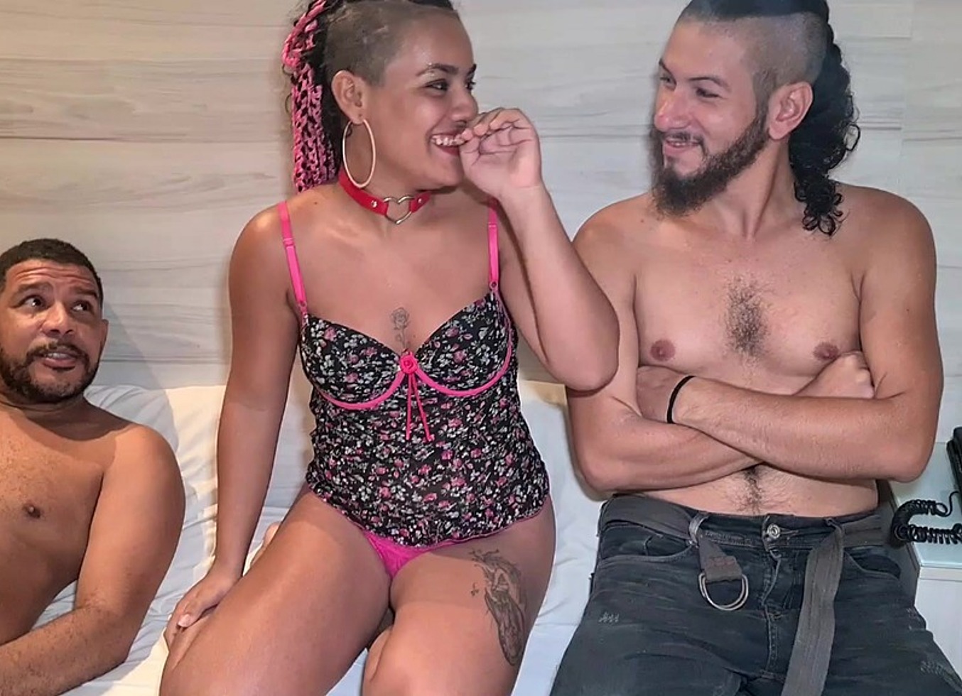 Casal Fazendo Sua Estreia No Porno Faz Sexo a Tres Com Outro Homem Pela Primeira Vez