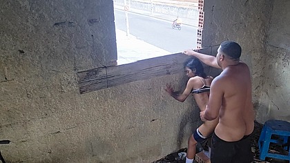Peguei a sapatao bolado no terraco 100% anal