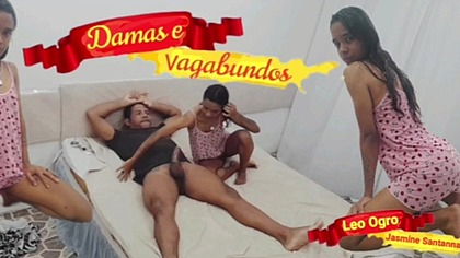 Pequena asiatica sentando com cu no pau em um pau grosso